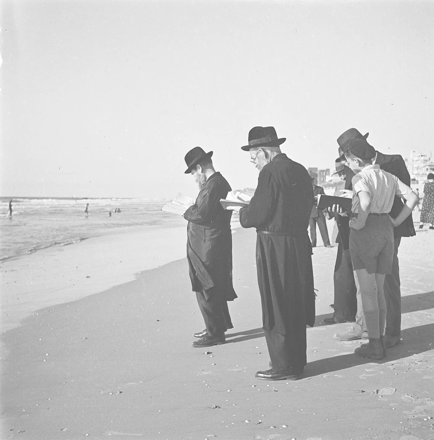 יהודים אומרים תשליך על שפת הים בראש השנה תש״ב