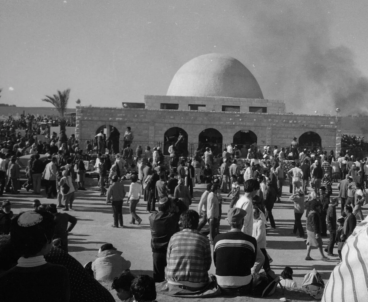 מבנה הכיפה על קבר הבבא סאלי בנתיבות והמוני מתפללים בהילולה הראשונה