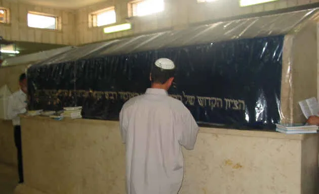 ציון הבבא סאלי בנתיבות, מבפנים, בצד הגברים