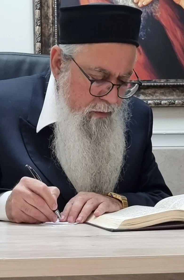 הרב יוסף ביטון שליט״א בלימוד ובכתיבה