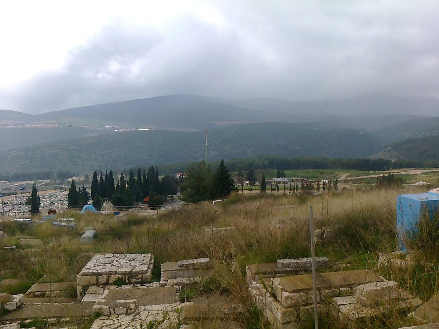 בית הקברות העתיק בצפת, ובו ציוני צדיקים, והרי הגליל ברקע