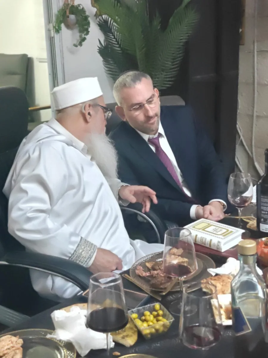 שיחה חמה במעמד