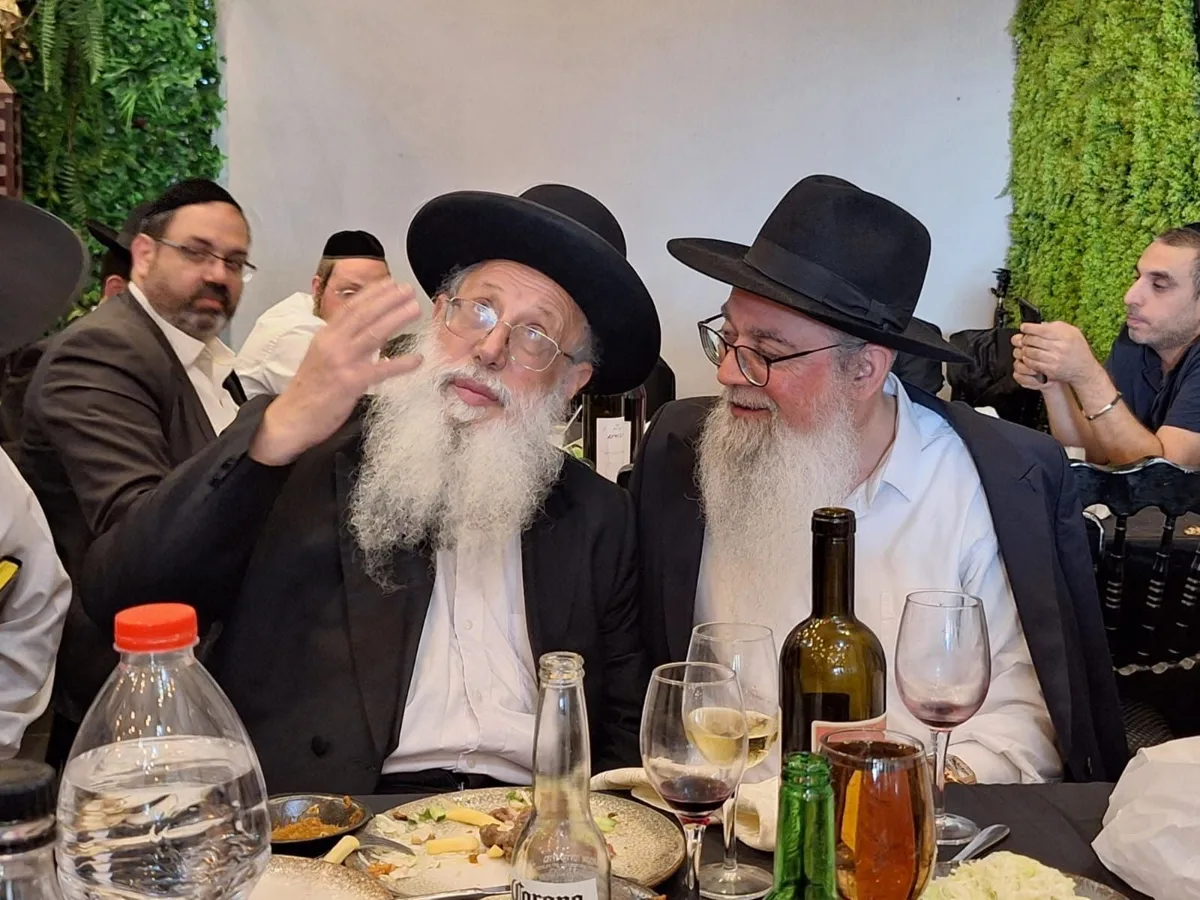 הרב יוסף ביטון עם רבנים בשולחן