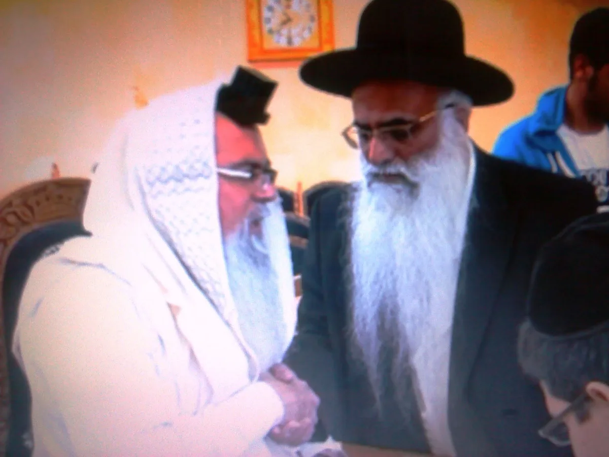 הרב יוסף ביטון בלחיצת יד עם רב