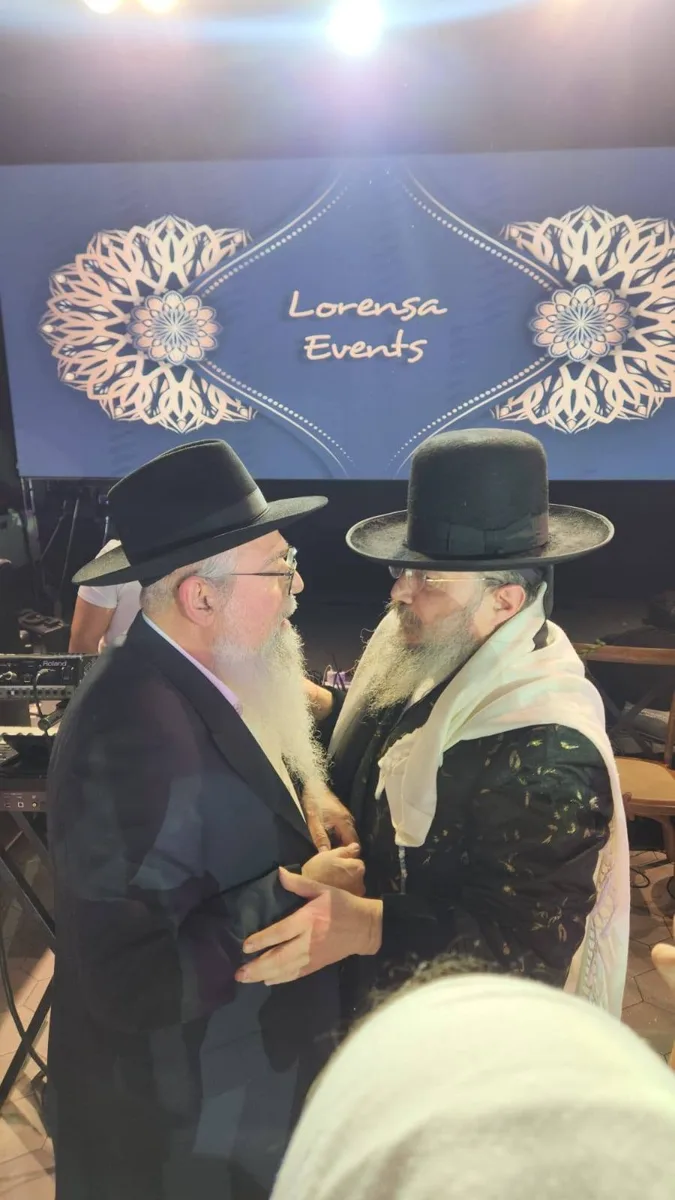 הרב יוסף ביטון מחובק עם רב באירוע