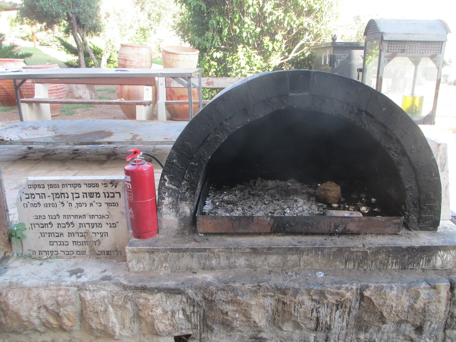 ציון הרמב״ן בחברון, ובו לוח עם דבריו מאגרתו לבנו